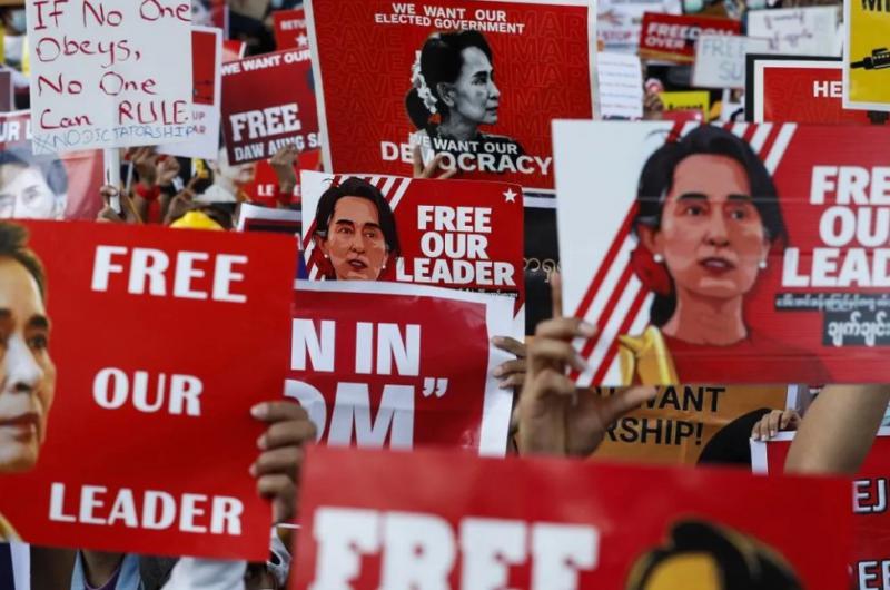 Junta birmana condena a la Premio Nobel Aung San Suu Kyi a 5 antildeos por corrupcioacuten