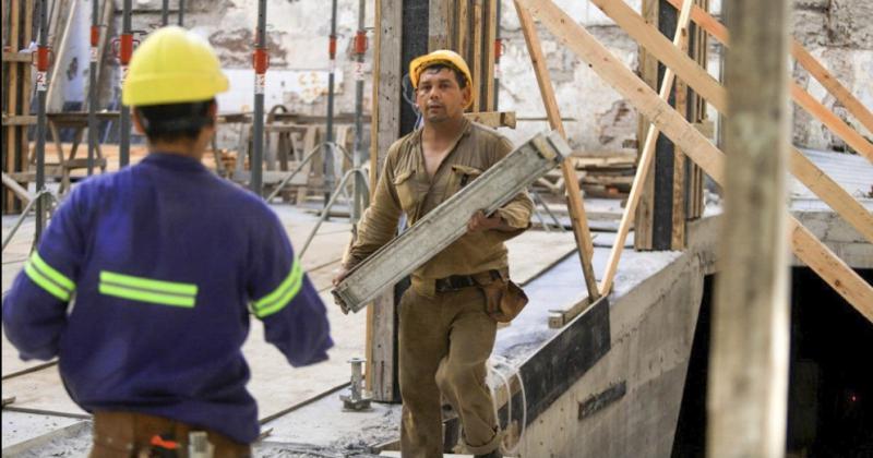 La construccioacuten crecioacute 19-en-porciento- en marzo y cayoacute 41-en-porciento- contra febrero