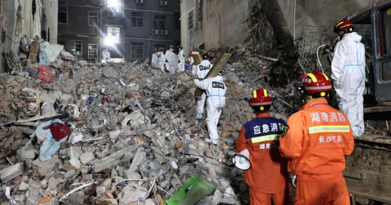 Suman 53 las viacutectimas fatales por el derrumbe de un edificio en China