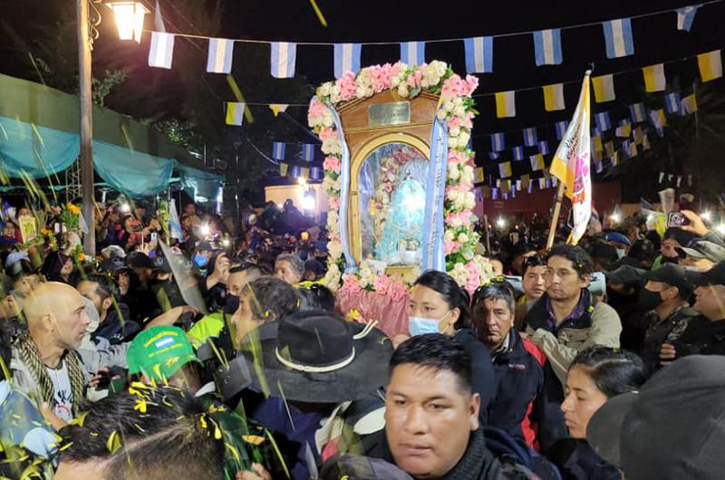 Sikureros escoltaraacuten el regreso de la Virgen de Punta Corral a su santuario