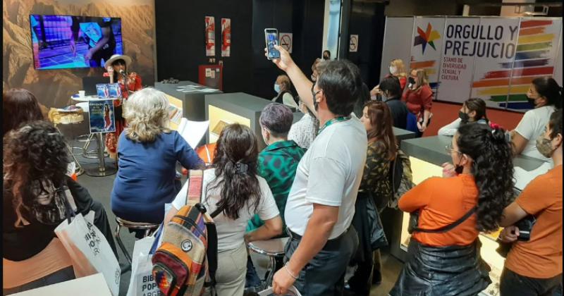 Continuacutea la presentacioacuten de autores jujentildeos en la Feria del Libro 