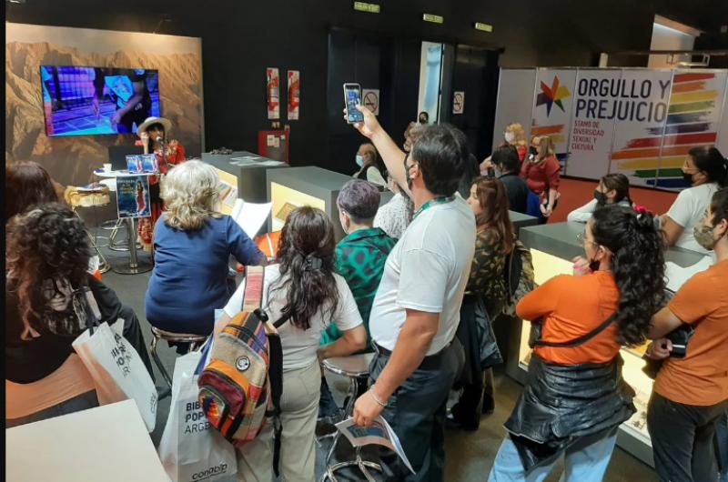 Continuacutea la presentacioacuten de autores jujentildeos en la Feria del Libro 