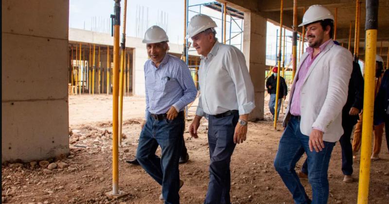 Morales recorrioacute las obras del futuro edificio del hospital Oscar Oriacuteas