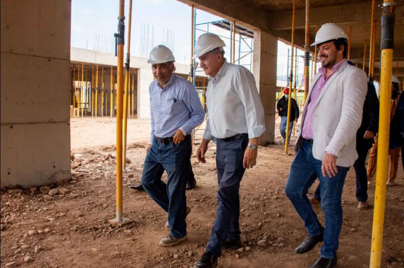 Morales recorrioacute las obras del futuro edificio del hospital Oscar Oriacuteas