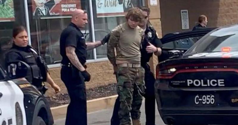Asesino racista en Buffalo iba vestido  de militar y transmitioacute en vivo el ataque