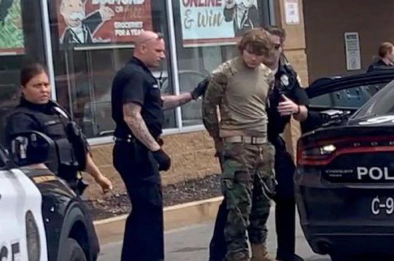 Asesino racista en Buffalo iba vestido  de militar y transmitioacute en vivo el ataque