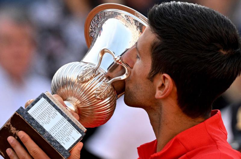 Djokovic ganoacute su primer torneo del antildeo con autoridad sobre el griego Tsitsipas