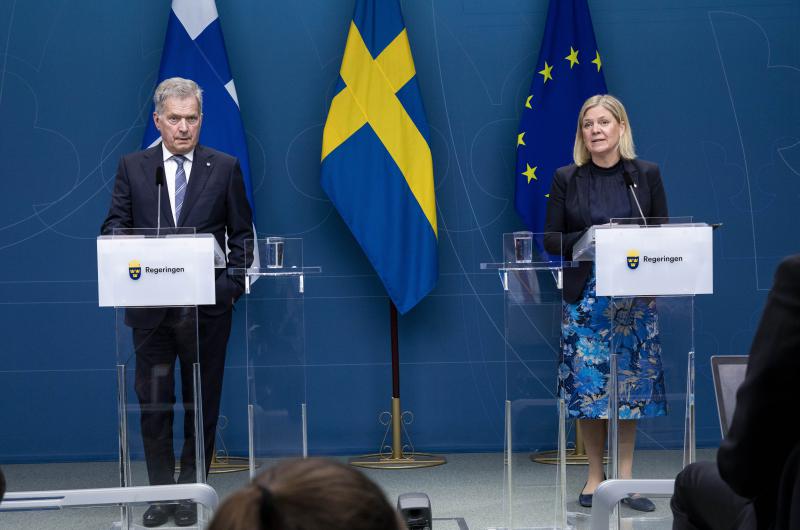 Finlandia y Suecia piden formalmente sumarse a la OTAN