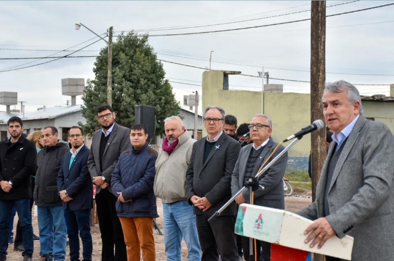 Morales participoacute de la entrega de nuevos lotes adjudicados a 53 familias jujentildeas