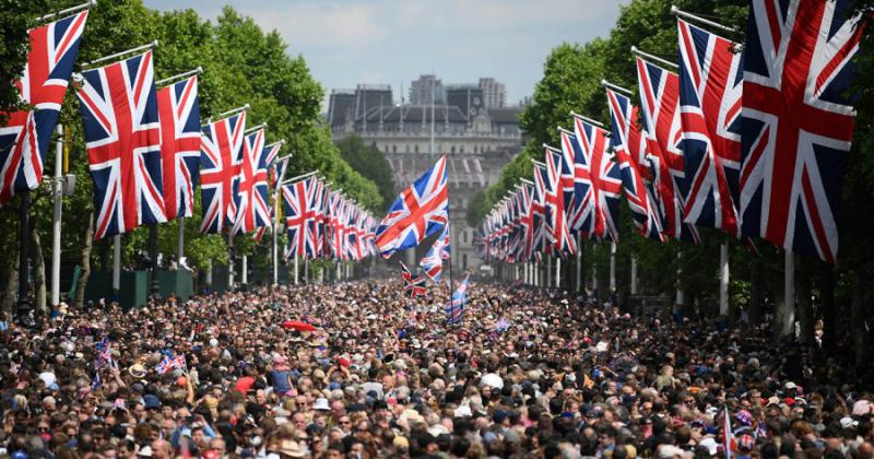 Una multitud acompantildeoacute a la reina Isabel II en la celebracioacuten de sus 70 antildeos en el trono