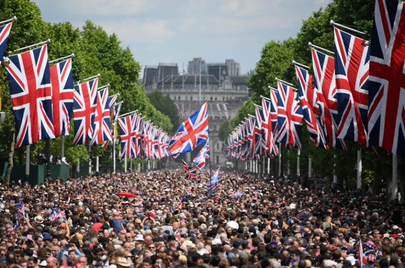 Una multitud acompantildeoacute a la reina Isabel II en la celebracioacuten de sus 70 antildeos en el trono