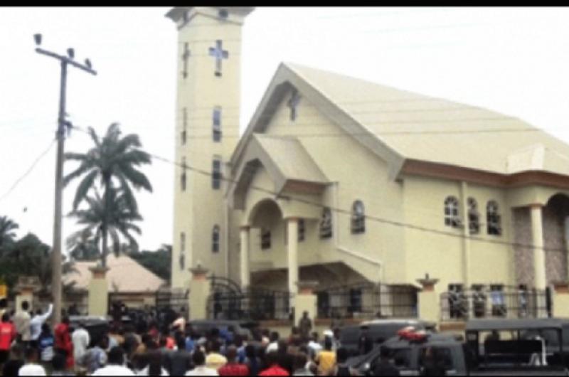Maacutes de 50 muertos durante el ataque contra una iglesia catoacutelica en Nigeria