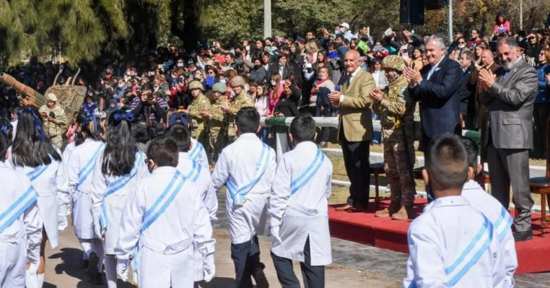 Emotivo acto de promesa y jura a la Bandera Nacional