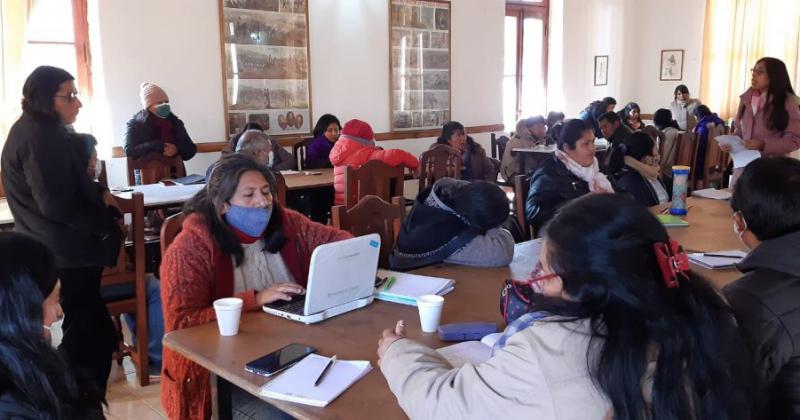 Docentes indiacutegenas construyen propuestas para el disentildeo curricular