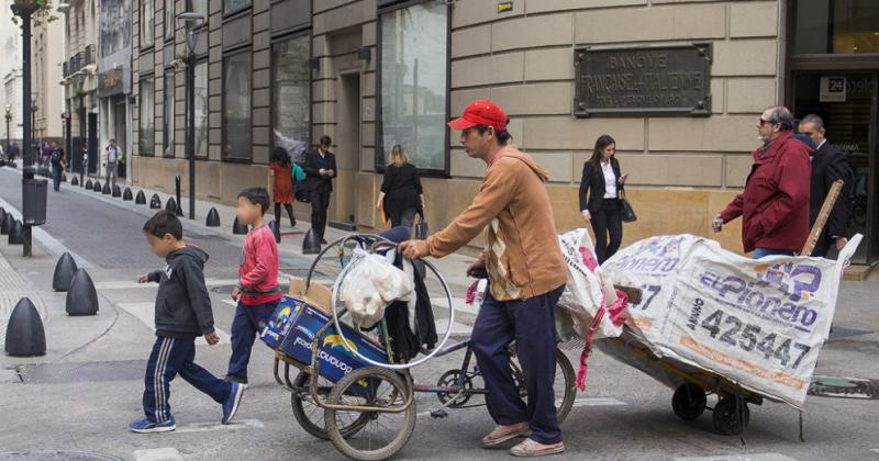 Para no ser pobre una familia tipo necesitoacute ingresos por casi 100000