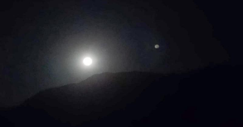 Joven captoacute una extrantildea luz sobre el cerro Paleta del Pintor en Maimaraacute