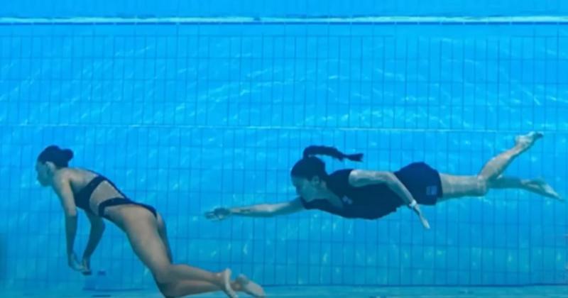 Nadadora se desmayoacute debajo del agua y fue rescatada por su entrenadora