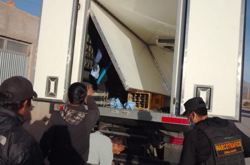 Transportaban camuflados maacutes de 700 kilos hojas de coca