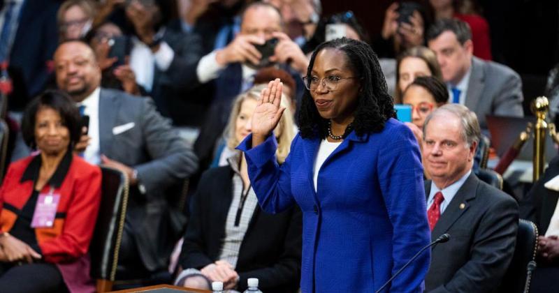 Ketanji Brown Jackson juroacute como la primera jueza negra de la Corte Suprema de EEUU