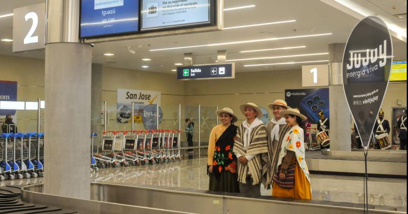 Arriboacute a Jujuy el vuelo inaugural de turistas provenientes de Iguazuacute