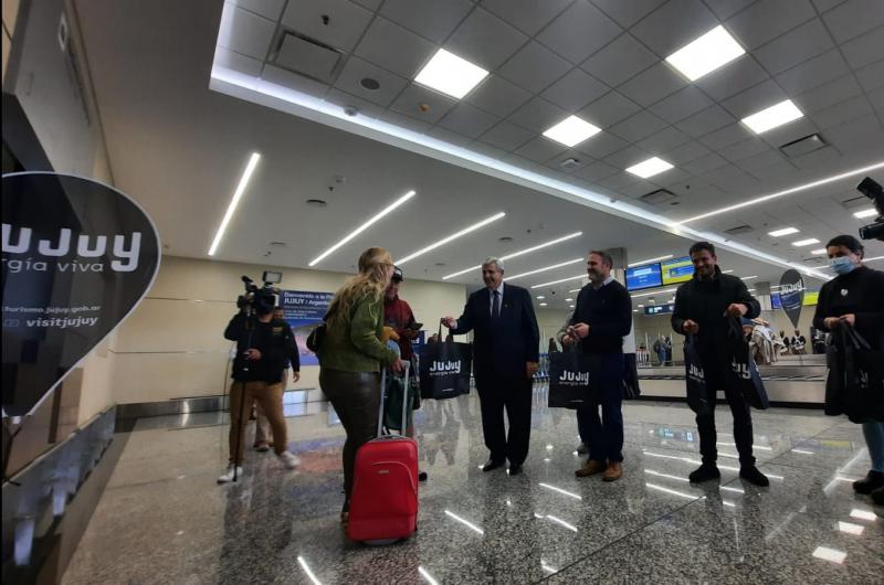 Arriboacute a Jujuy el vuelo inaugural de turistas provenientes de Iguazuacute