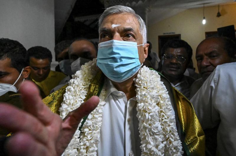 El primer ministro de Sri Lanka asumioacute el Gobierno luego de la demorada renuncia del presidente