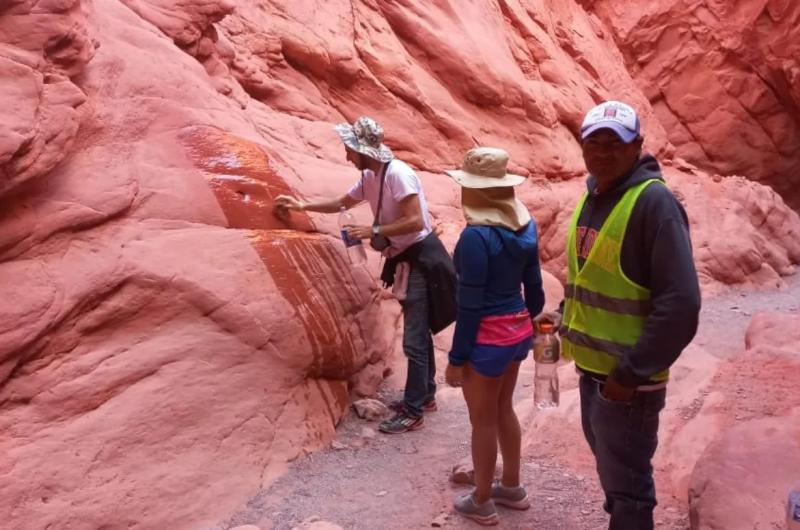 Turista fue sorprendido vandalizando la Quebrada de las Sentildeoritas y lo hicieron limpiar