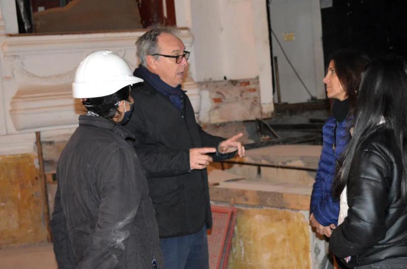 Obras de restauracioacuten en la sala mayor del Teatro Mitre