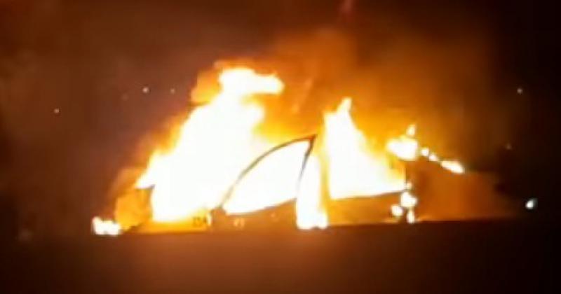 Un automoacutevil se incendioacute al chocar violentamente la parte trasera de un camioacuten