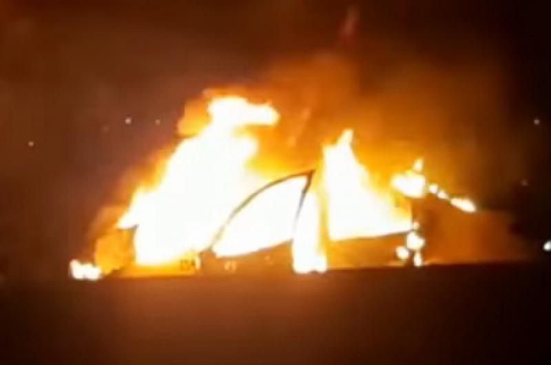Un automoacutevil se incendioacute al chocar violentamente la parte trasera de un camioacuten