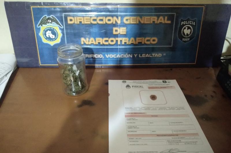Personal de Narcotraacutefico detuvo a un hombre que teniacutea marihuana