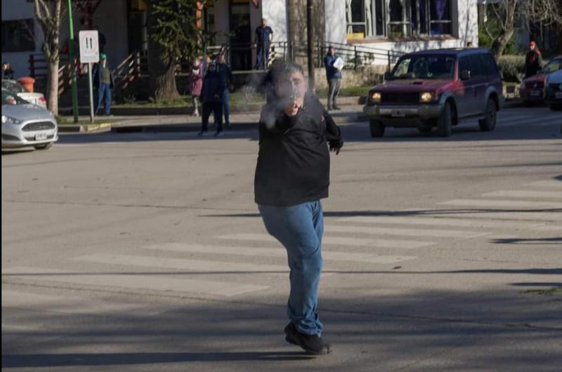 Un militante de ATE dispara dos tiros a un reportero graacutefico en medio de una protesta