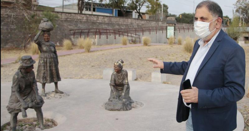 Nuevas esculturas en homenaje a las antiguas lavanderas del riacuteo Xibi Xibi