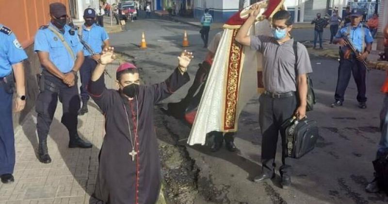 Un obispo sale a la calle de rodillas para clamar el fin de los ataques de Ortega a la Iglesia
