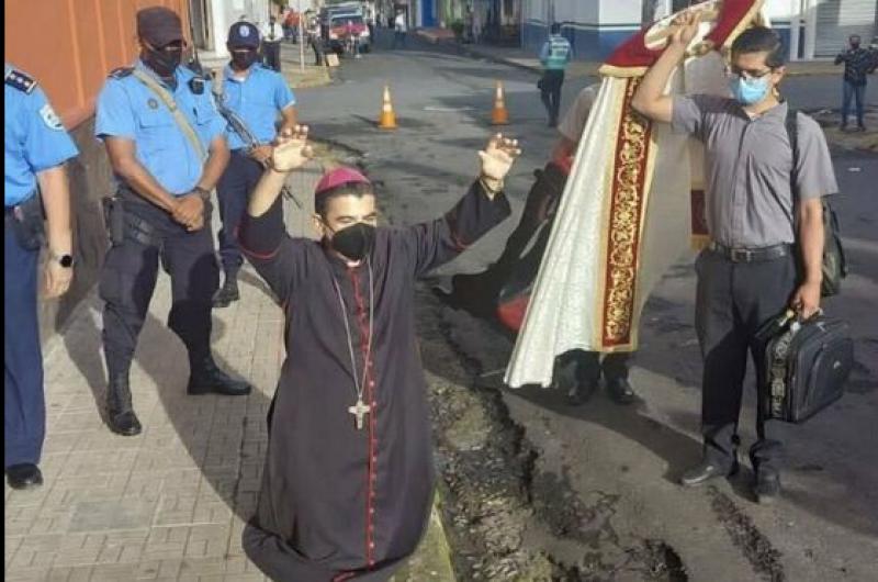 Un obispo sale a la calle de rodillas para clamar el fin de los ataques de Ortega a la Iglesia