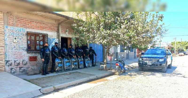 Allanaron una casa secuestraron drogas y detuvieron a 2 hombres 