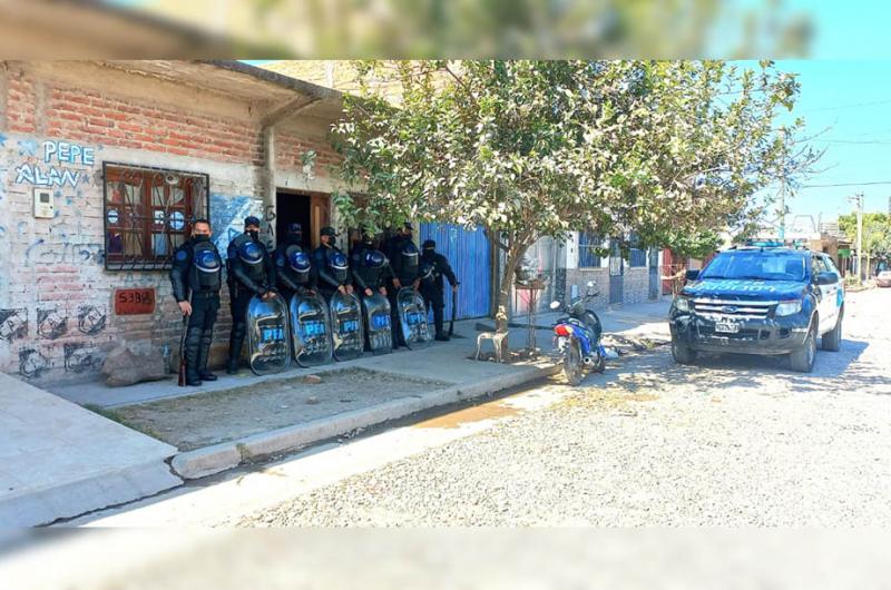 Allanaron una casa secuestraron drogas y detuvieron a 2 hombres 