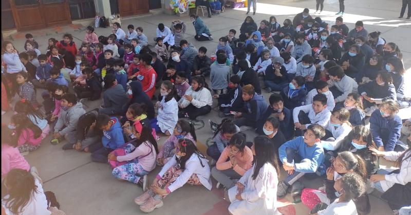 Agajasaron a nintildeos de  la Escuela Provincia de Buenos Aires