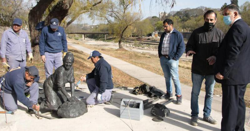 Instalaron esculturas de bronce de Las Lavanderas en el parque Xibi Xibi