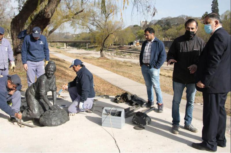Instalaron esculturas de bronce de Las Lavanderas en el parque Xibi Xibi