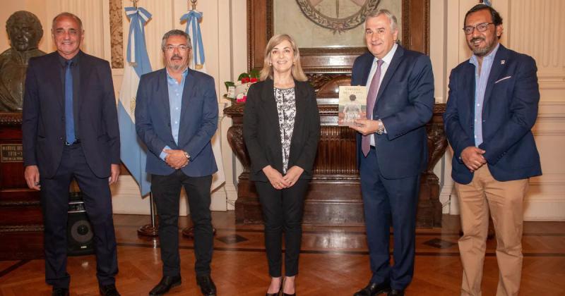 La Legislatura declaroacute de intereacutes libro sobre el Exodo Jujentildeo