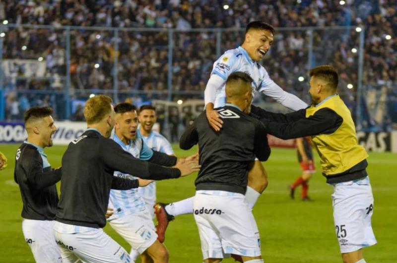 FIFA destacoacute el golazo de Mateo Coronel para Atleacutetico Tucumaacuten