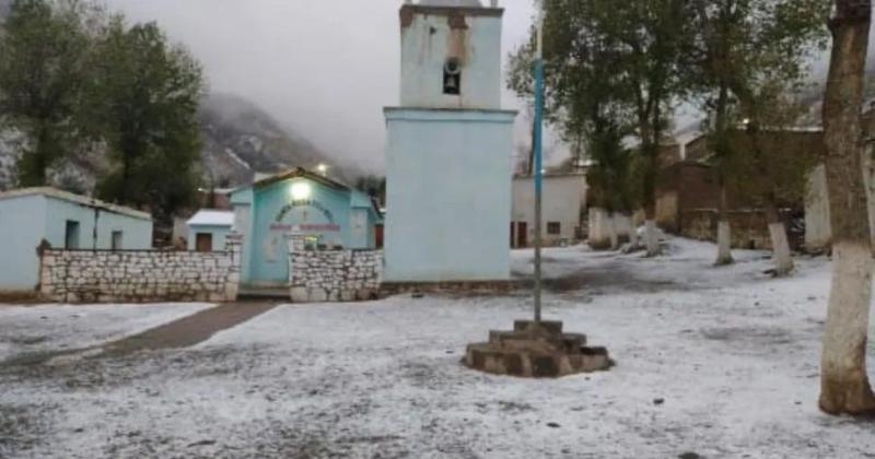 La nieve pintoacute de blanco las serraniacuteas de Caspalaacute