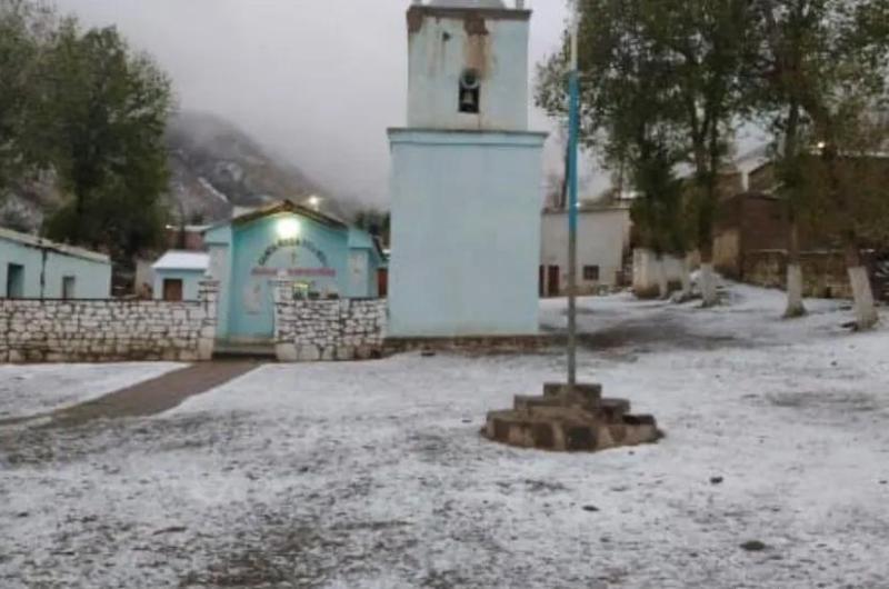 La nieve pintoacute de blanco las serraniacuteas de Caspalaacute