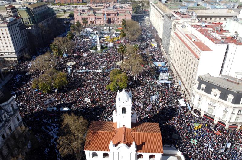 Multitudinarias movilizaciones en todo el paiacutes en repudio al ataque contra Cristina Fernaacutendez