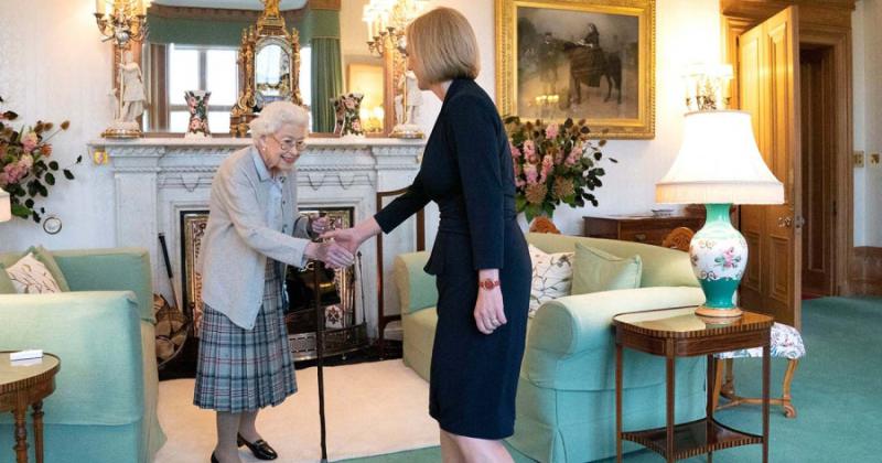  La Reina Isabel recibió a la reciente Primera Ministra