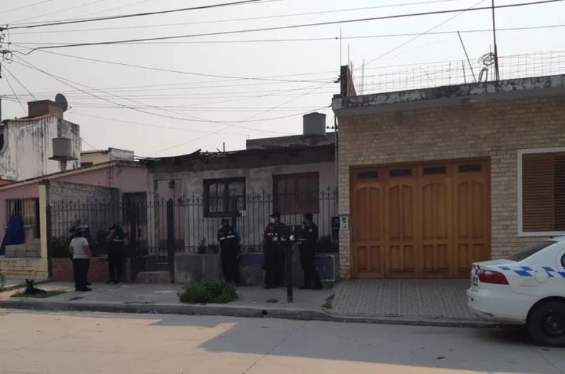Hallaron enterrado el cuerpo de una mujer en una casa de Alto Comedero