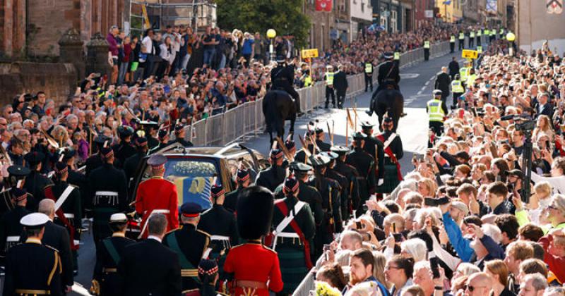 Tras el cortejo fuacutenebre comenzoacute la capilla ardiente en Edimburgo en honor a Isabel II