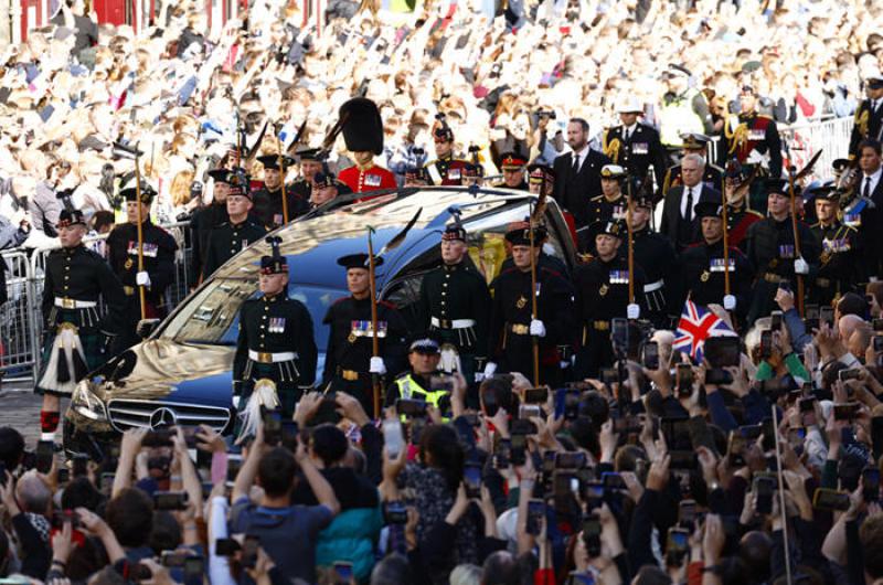 Tras el cortejo fuacutenebre comenzoacute la capilla ardiente en Edimburgo en honor a Isabel II