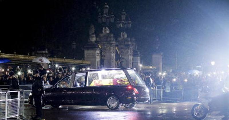 El cuerpo de la reina Isabel II volvioacute al Palacio de Buckingham por uacuteltima vez